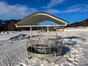 Rundballehekk med tak for sau og geit