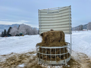 Rundballehekk med tak for sau og geit
