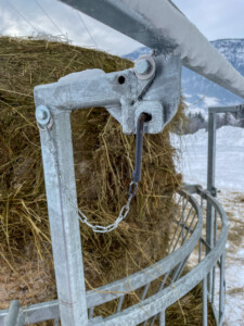 Rundballehekk med tak for sau og geit