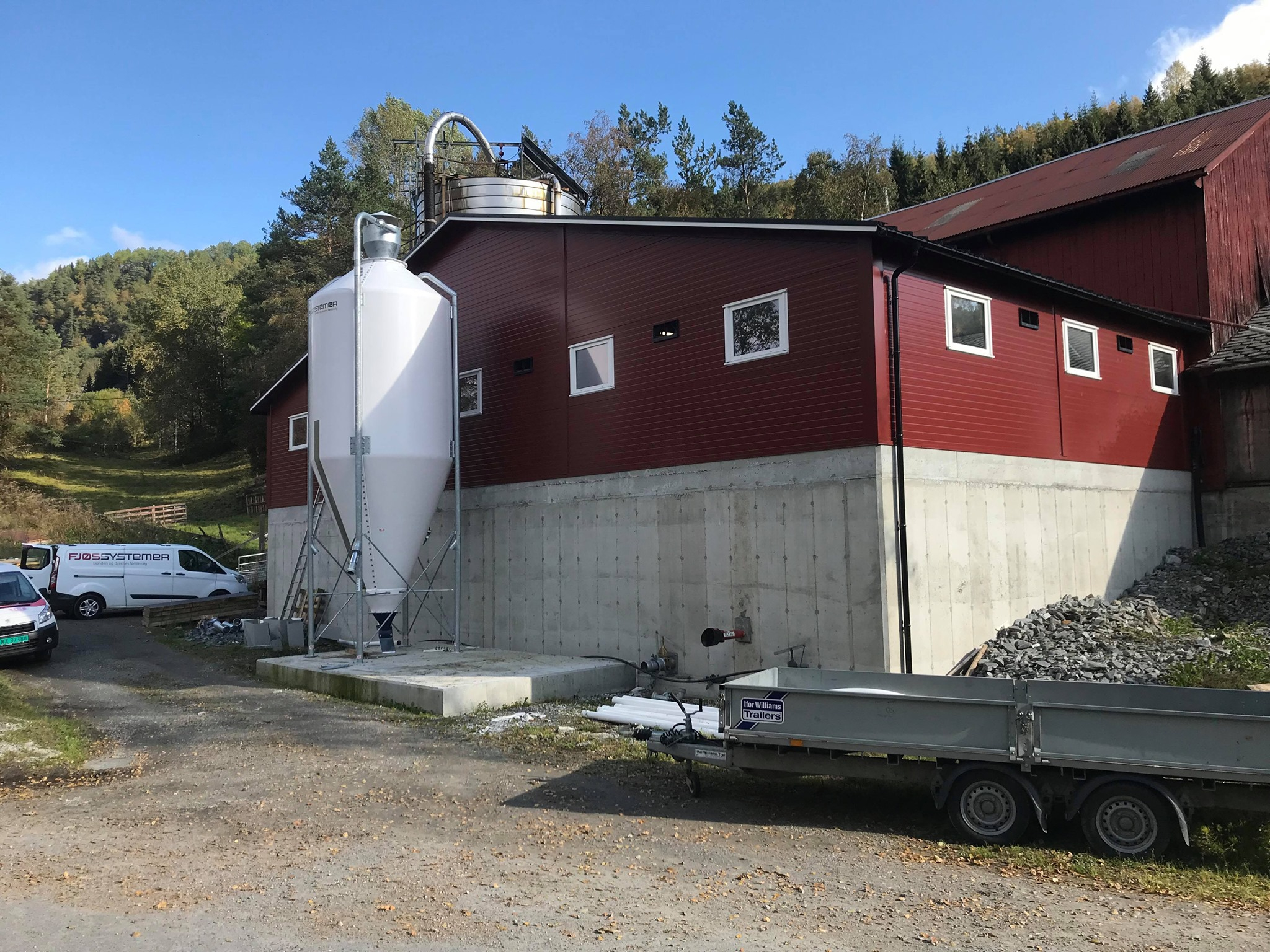 Rehabilitert og ombygd båsfjøs med påbygg