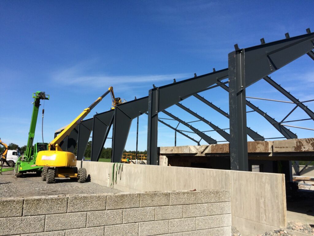 Vi setter opp nytt melkekufjøs hos Jan Ståle Haugnes