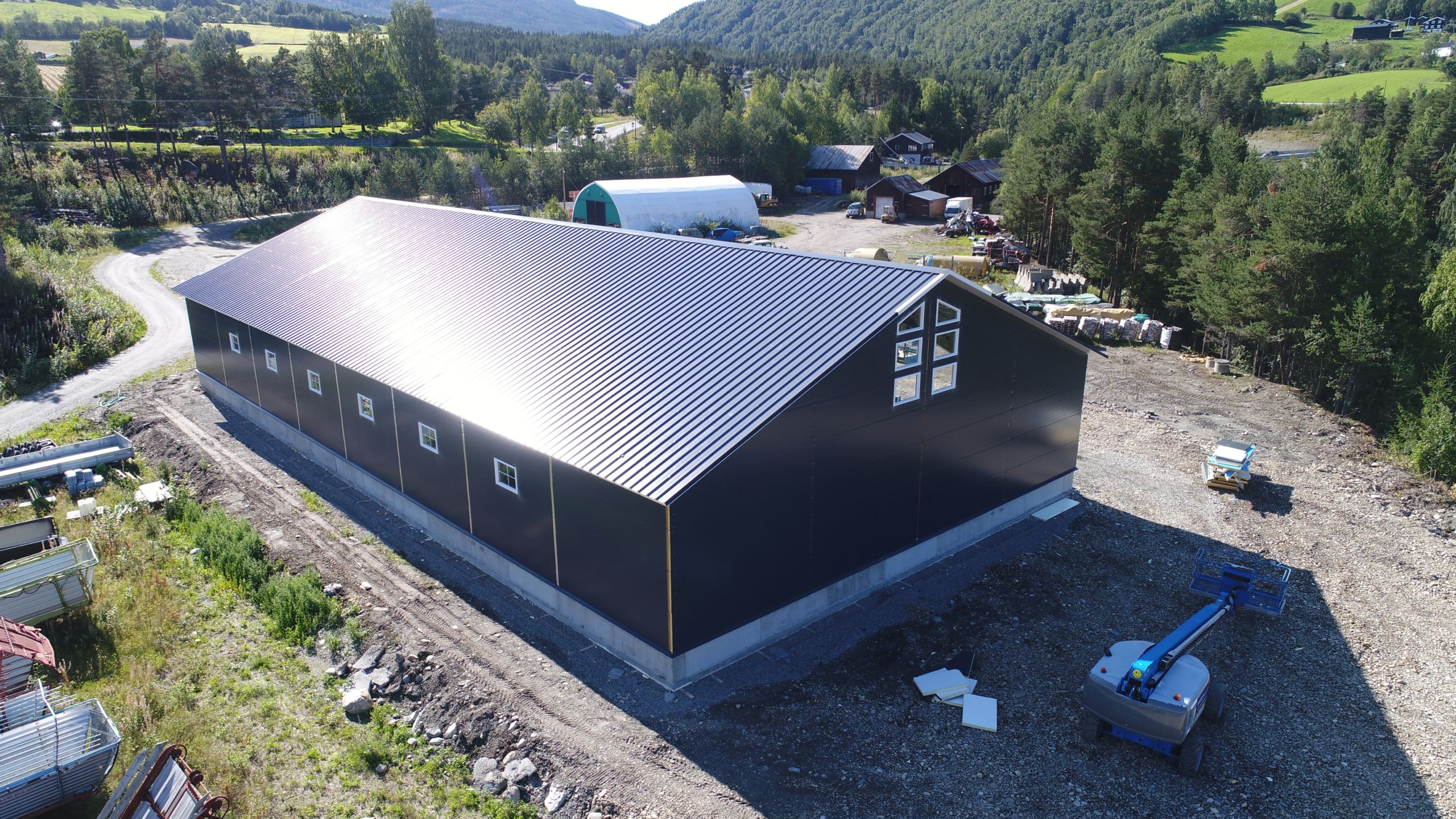 Utvendige kledninger og fasader tilpasses kundens ønsker og bruksområder.