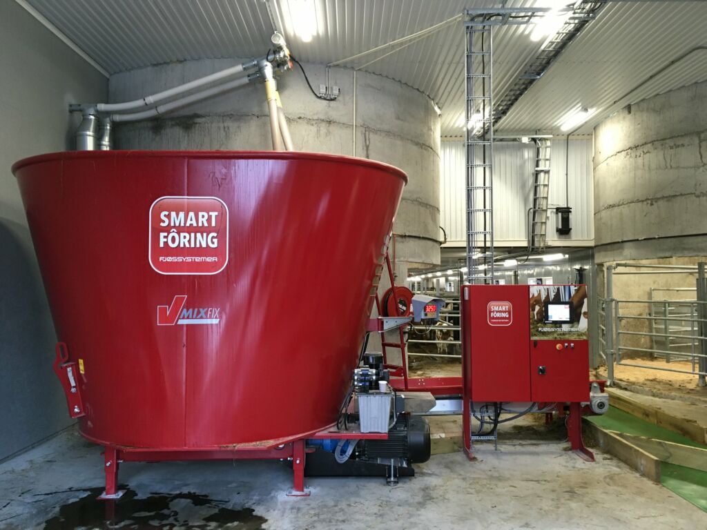Nytt fôringsanlegg i gammelt fjøs! Nytt fôringsanlegg i gammelt fjøs!