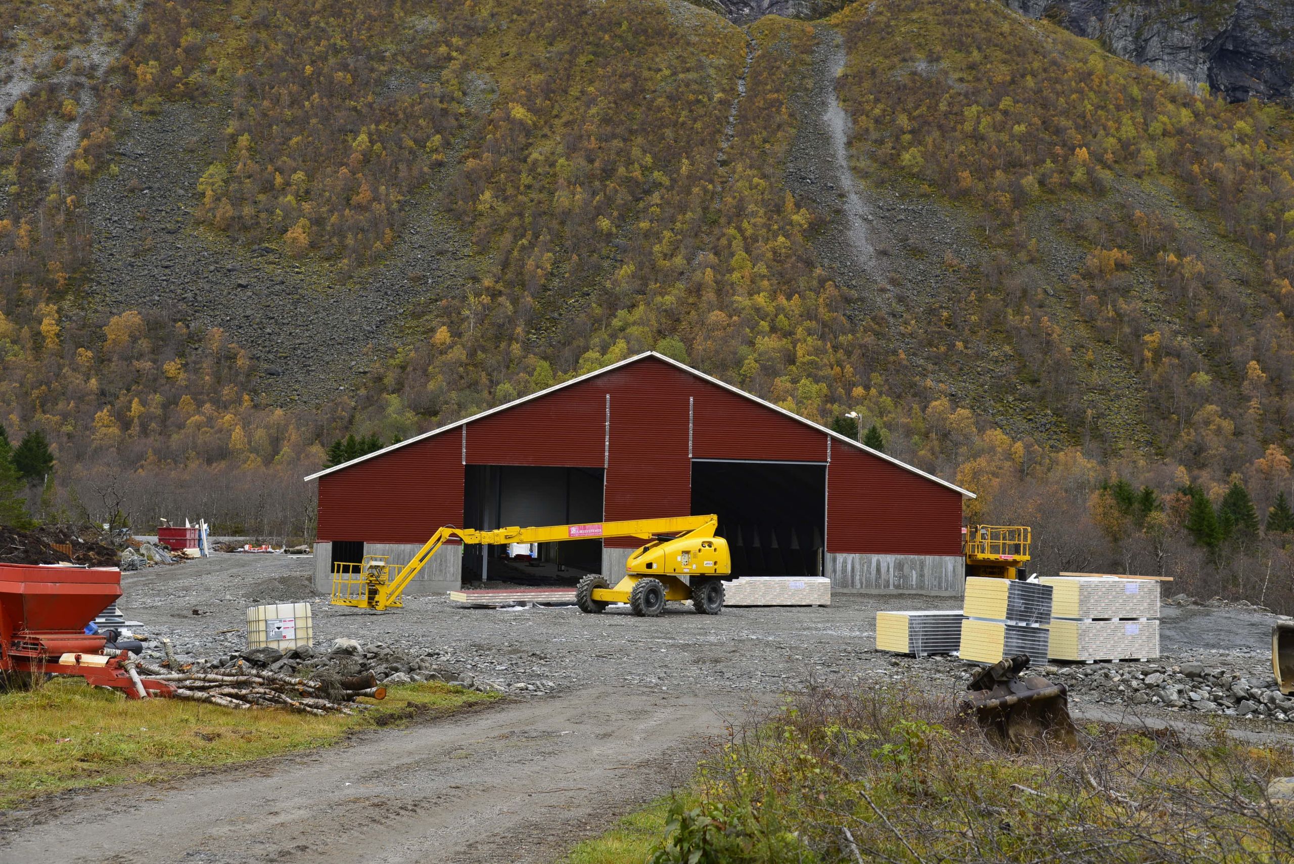 Nytt frittstående melkefjøs i Hellesylt