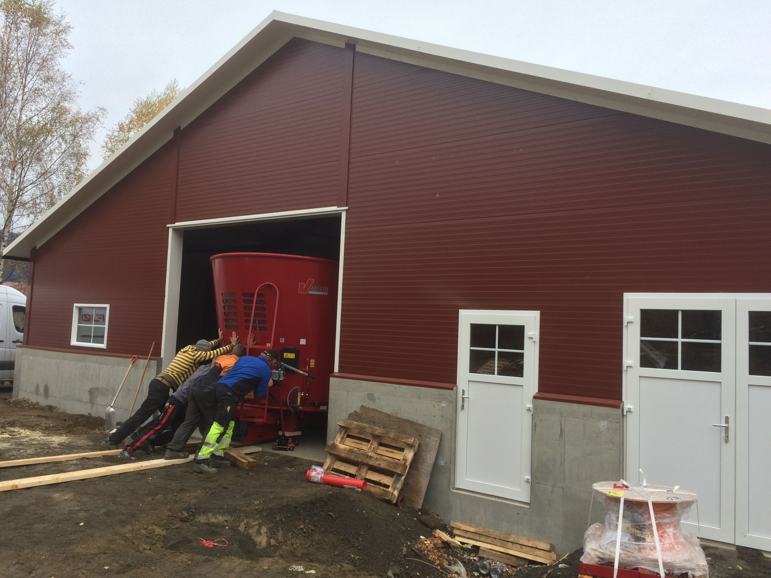 Vi setter opp nytt frittstående melkekufjøs hos Sondre Stubrud