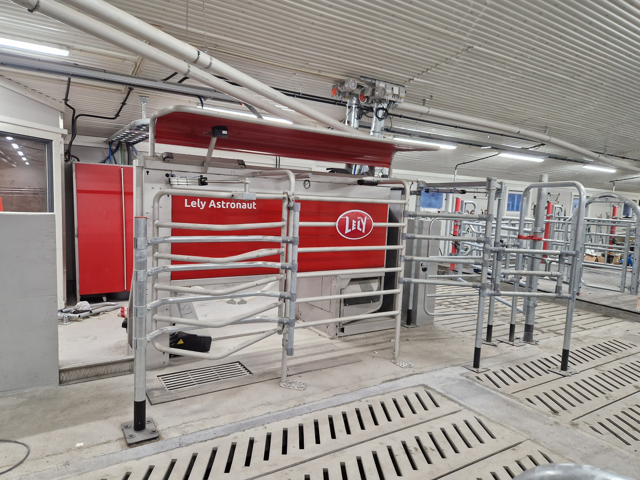 Melkerobot, skraperobot og kraftforstasjon