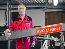 EVO Cleaner vaskerobot tar fjøsvasken