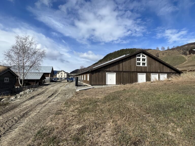 Komplett melkekufjøs hos Visteroa Samdrift i Vågå