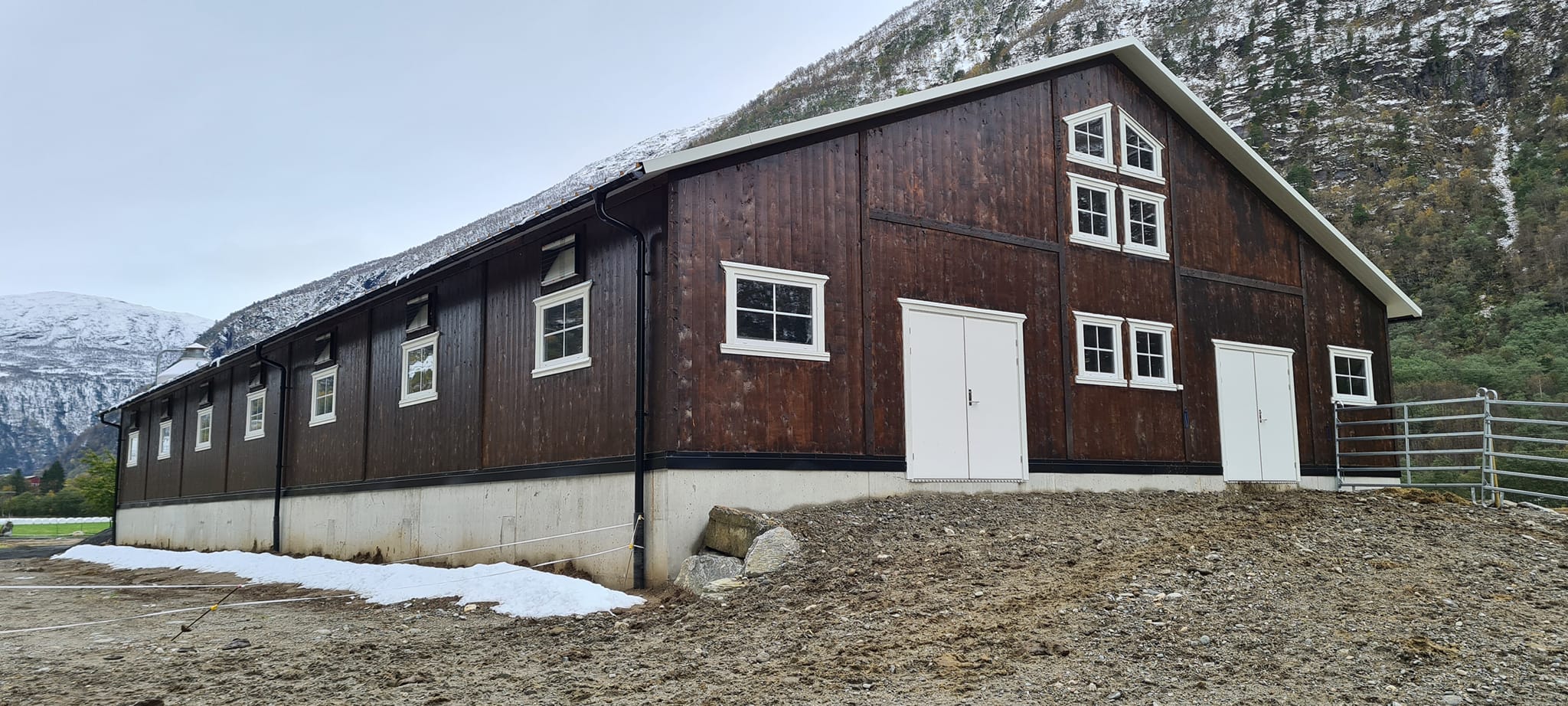 Nytt massivtre-fjøs på Gjøra