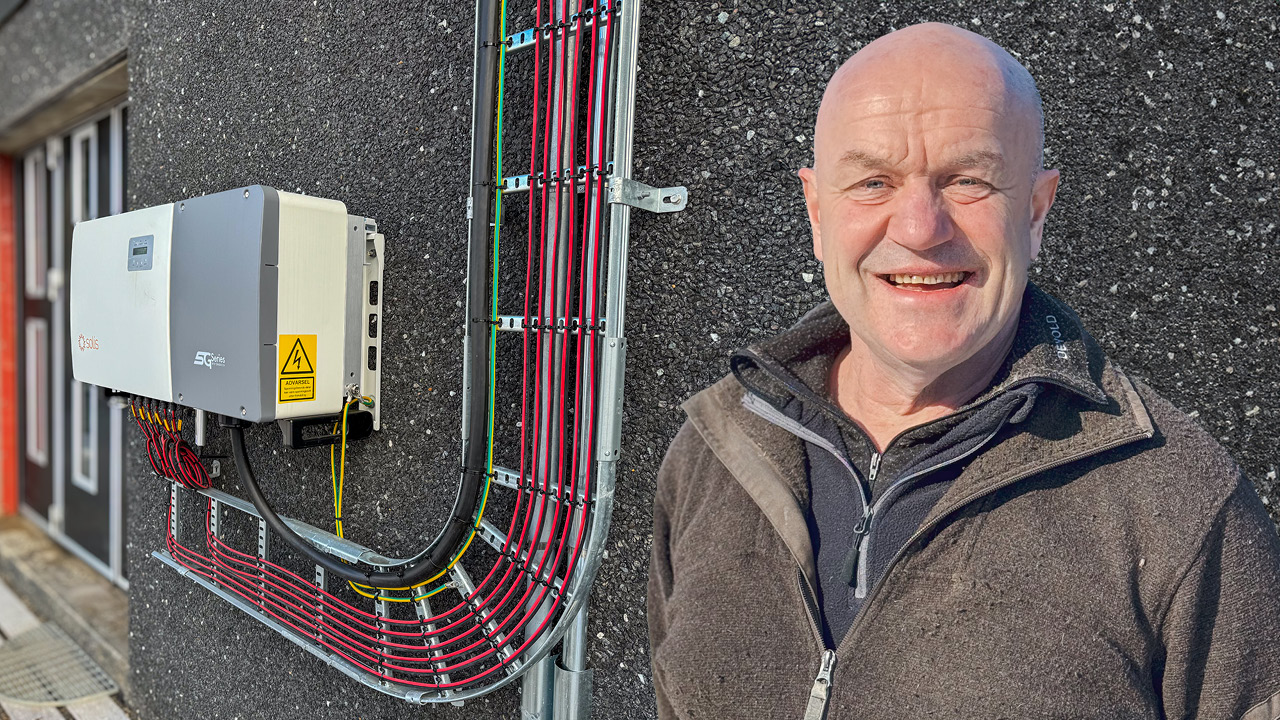 Gårdbruker selvforsynt med miljøvennlig energi – solenergi, vedfyring og bergvarme