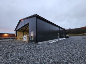 Flyhangar i Rørvik, Fjøssystemer Bygg
