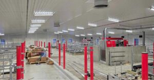 Spalt fra Suding, stolper fra Wopas, ventilasjon fra BigDutchman, innredning fra Jourdain og matter fra Promat og Kraiburg. Magnus Åsegg, Steinsdalen februar 2025