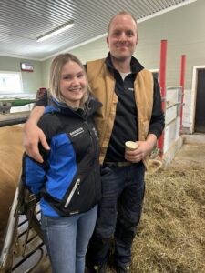 Elisabeth Espeseth Vorkinn og Hænrik Einbu Vorkinn på Søre Holen Gård, Lora i Lesja. April 2025