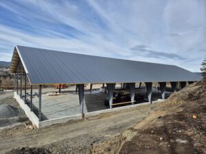 Frittstående tallefjøs med korntørke for Marte Sandø Lund. Vikersund 2025