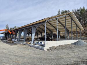 Frittstående tallefjøs med korntørke for Marte Sandø Lund. Vikersund 2025