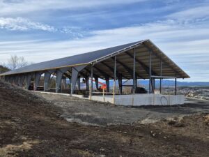 Frittstående tallefjøs med korntørke for Marte Sandø Lund. Vikersund 2025