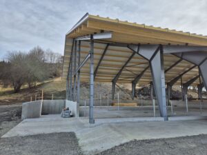 Frittstående tallefjøs med korntørke for Marte Sandø Lund. Vikersund 2025