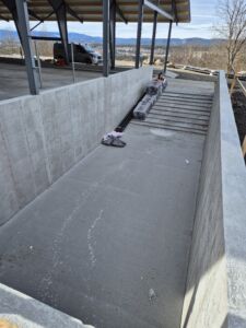 Frittstående tallefjøs med korntørke for Marte Sandø Lund. Betongarbeid av Isomur AS. Vikersund 2025