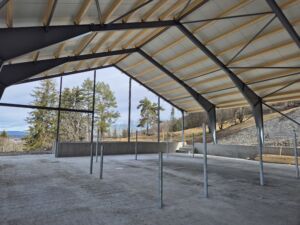 Frittstående tallefjøs med korntørke for Marte Sandø Lund. Vikersund 2025