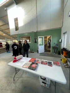 Fjøsåpning hos Tiril Jervidalo og Ole Rasmus Auestad i Noredalen på Sviland, mai 2025