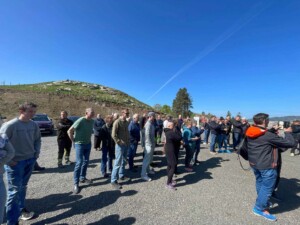 Fjøsåpning hos Tiril Jervidalo og Ole Rasmus Auestad i Noredalen på Sviland, mai 2025