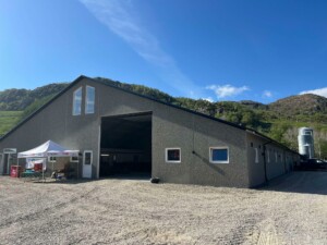 Ammekufjøs med stort maskinrom hos Espen Bjerkreim, mai 2025