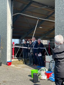 Fjøsåpning hos Tiril Jervidalo og Ole Rasmus Auestad i Noredalen på Sviland, mai 2025