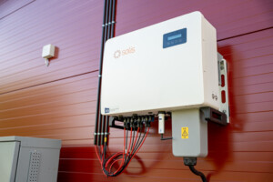 Solcelle konverter Solis på lagerbygning for Kristoffer Modell. Eidsvoll 2025