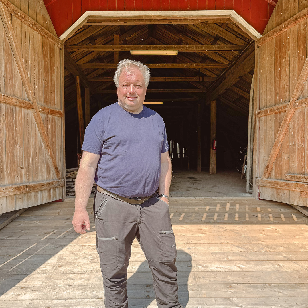 Historisk gård med moderne korntørke hos Anders Bonden