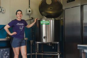 Pasteuriserer Synne Rustad med Plevnik pasteuriseringskjele. Hugsotte Samdrift, Skjåk 2025