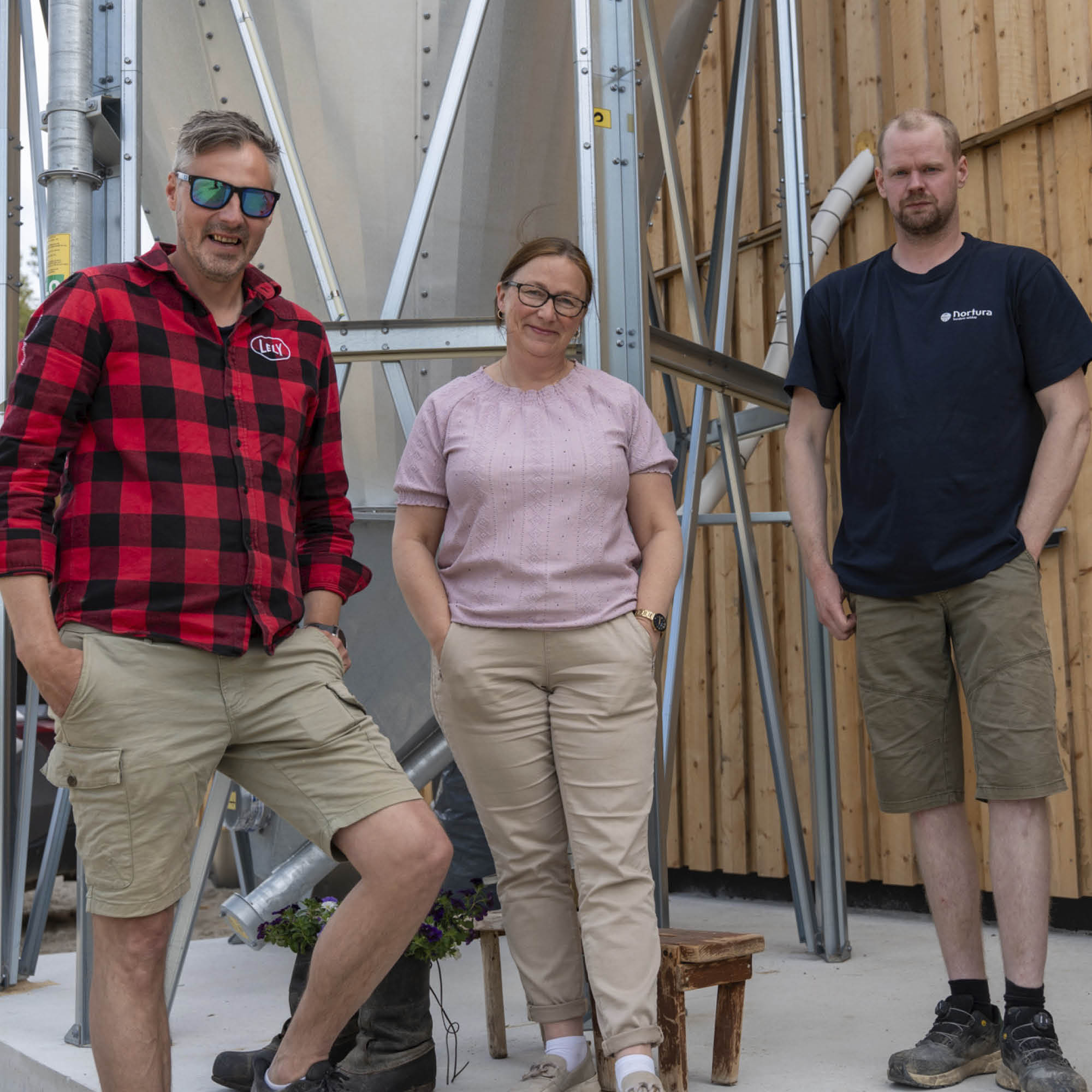 Kaffeprat i fjøset hos Ola Holst