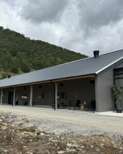 Åpent fjøs hos Toreparten Gaard, 2025