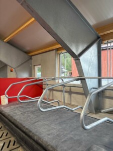 Oppstart nytt fjøs hos Kent Tore Rusdal. Jourdain innredning og madrasser fra Promat. Hovsherad 2025