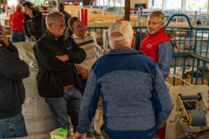 Søren Lund foran en Lely Calm kalvedrikkautomat i kalveavdelinga. Åpent fjøs hos Hans Ulberg. Sør-Fron 2025