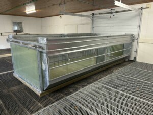 Storbingeløsning med fôrkasse hos Anette og Fredrik Kirkelund i Hernes, 2025