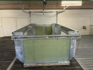 Storbingeløsning med fôrkasse hos Anette og Fredrik Kirkelund i Hernes, 2025