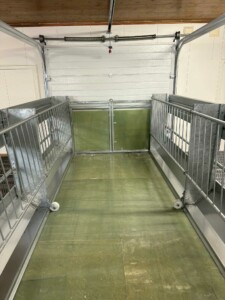 Storbingeløsning med fôrkasse hos Anette og Fredrik Kirkelund i Hernes, 2025