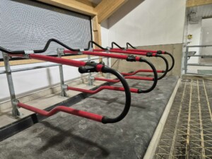 EasyFix Dream fleksible liggebåser med buet nakkerør og Cow-guide og 90 mm Pasture Mat fra Promat Inc. Magne Landrø og May Rita Olsen. Lensvik, desember 2025.