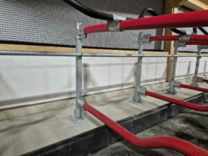 EasyFix Dream fleksible liggebåser med buet nakkerør og Cow-guide og 90 mm Pasture Mat fra Promat Inc. Magne Landrø og May Rita Olsen. Lensvik, desember 2025.