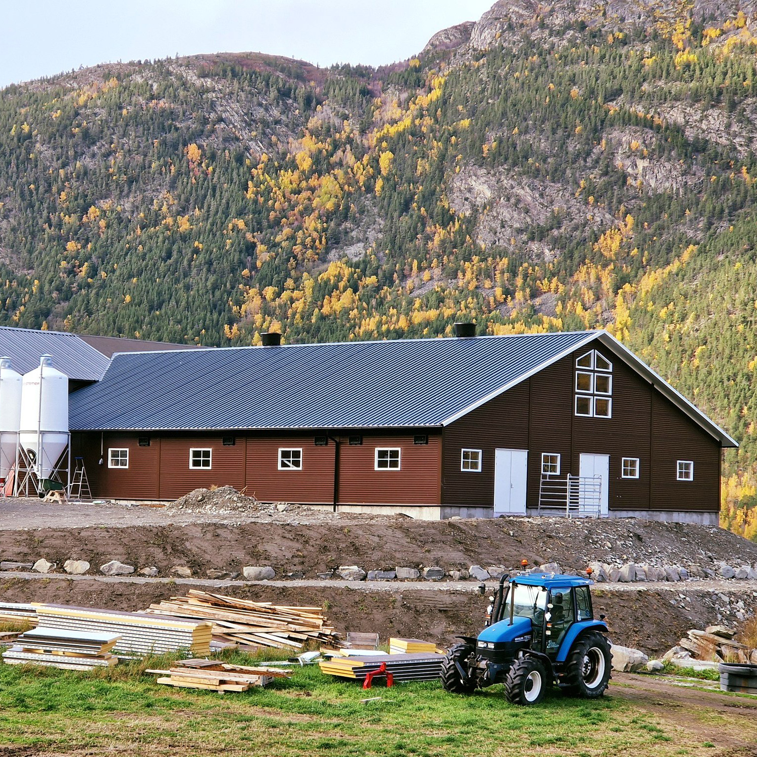 Mjølkekufjøs tilbygg hjå familien Nesset
