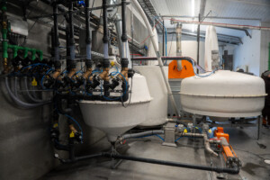 Big Dutchman restløst våtfôringsanlegg, inkludert 15 m³ mysetank og mølle for roesnitter hos Asbjørn Storlien. Brumunddal, februar 2025