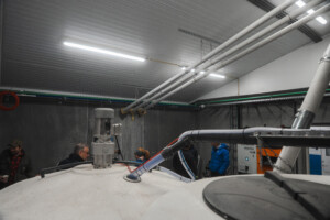 Big Dutchman restløst våtfôringsanlegg, inkludert 15 m³ mysetank og mølle for roesnitter. Asbjørn Storlien. Brumunddal, februar 2025