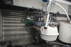 Big Dutchman restløst våtfôringsanlegg, inkludert 15 m³ mysetank og mølle for roesnitter. Asbjørn Storlien. Brumunddal, februar 2025