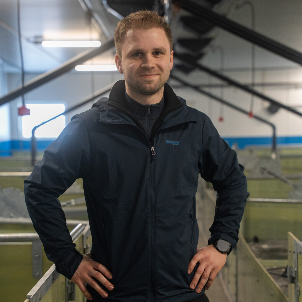 Asbjørn Storlien i det nye grisefjøset. Brumunddal 2025