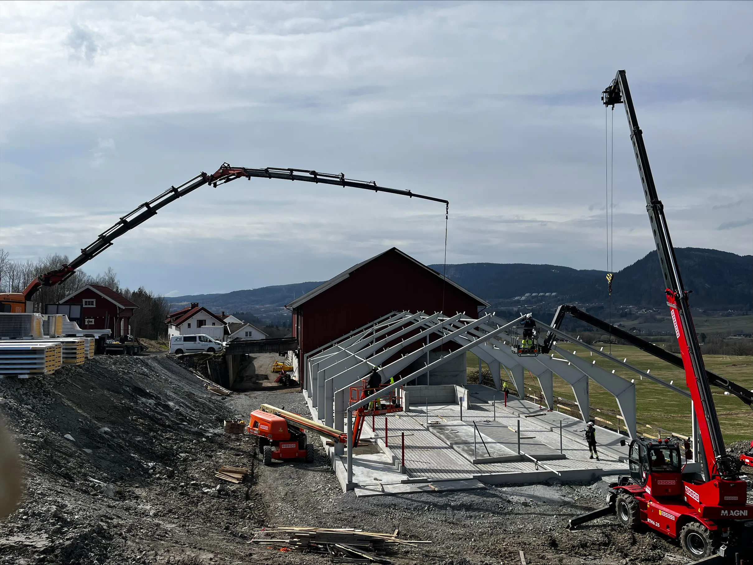 Moderne fjøstilbygg i stål og sandwich på Tranby