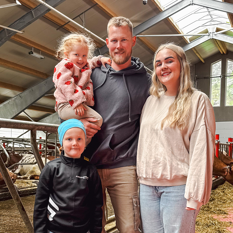Madeleine og Kent Tore Rusdal med barn. Hovsherad 2026